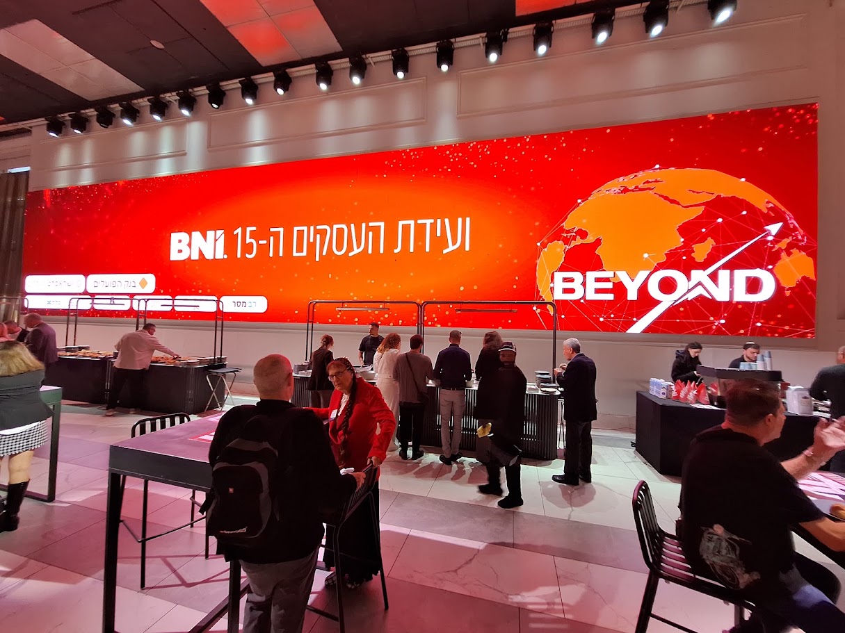 BNI BNI · ועידה ה-15: מסך LED בפואייה